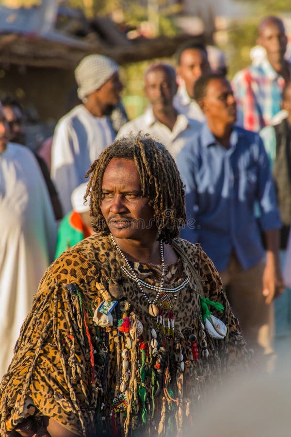 Omdurman sudan march 8 2019 : Sui-piskande dervish under en religiös ceremoni vid en präglad al-nil-kyrkogård i omdurman arkivfoton