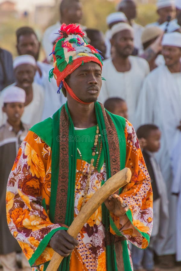 Omdurman sudan march 8 2019 : Sui-piskande dervish under en religiös ceremoni vid en präglad al-nil-kyrkogård i omdurman royaltyfri foto