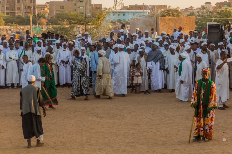 Omdurman sudan march 8 2019 : Sui-piskande dervisshet under den traditionella fredagen religiösa ceremonin vid hamnen fotografering för bildbyråer