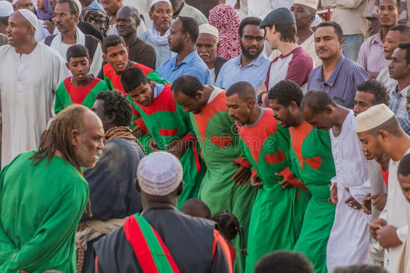 Omdurman sudan march 8 2019 : Sui-piskande dervisshet under den traditionella fredagen religiösa ceremonin vid hamnen arkivfoto