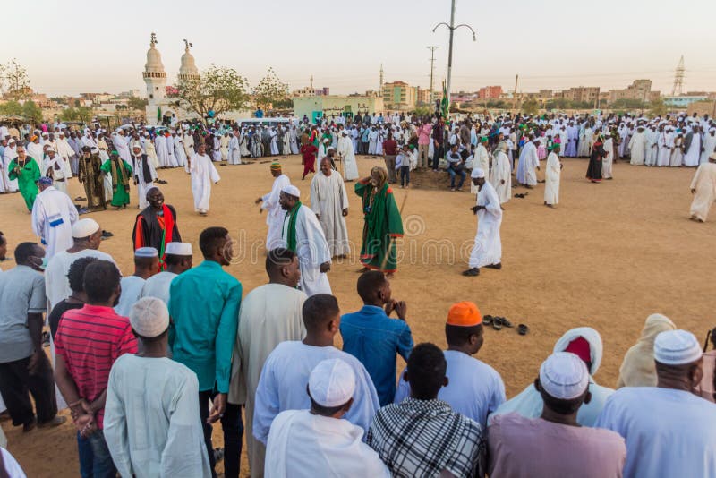 Omdurman sudan march 8 2019 : Under den traditionella fridagsceremonin observerar man tillräckligt med piskrapp. royaltyfri bild