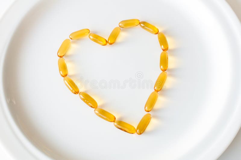 Omega 3 pills i en forma av hjärta fotografering för bildbyråer Omega 3 pills i en forma av hjärta fotografering för bildbyråer