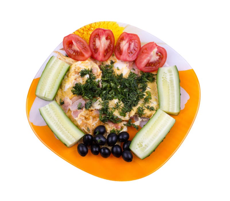 Smažený vejce zelenina, sekaný okurky, rajčata, černý olivy, na deska, na bílý.