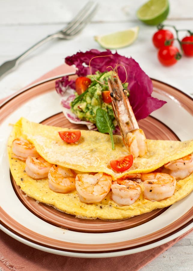 Omelet met garnalen en avocadosalsa stock afbeelding