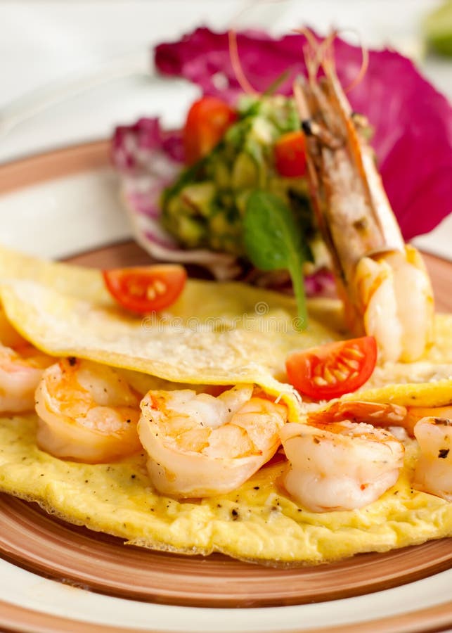 Omelet met garnalen en avocadosalsa stock afbeelding