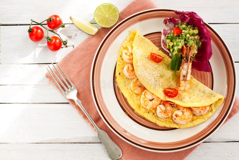 Omelet met garnalen en avocadosalsa royalty-vrije stock afbeelding