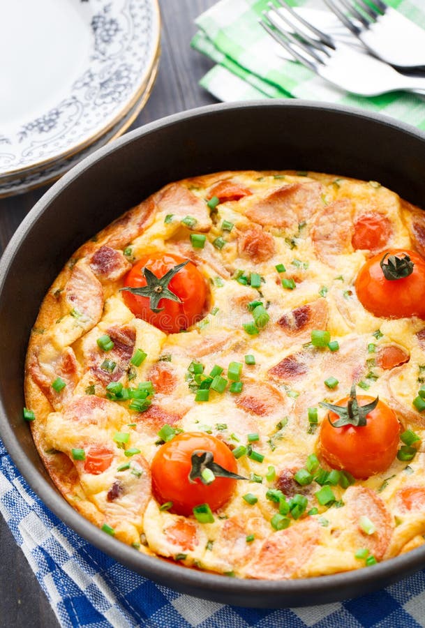 Omelet met ham en kersentomaten stock afbeeldingen Omelet met ham en kersentomaten stock afbeeldingen