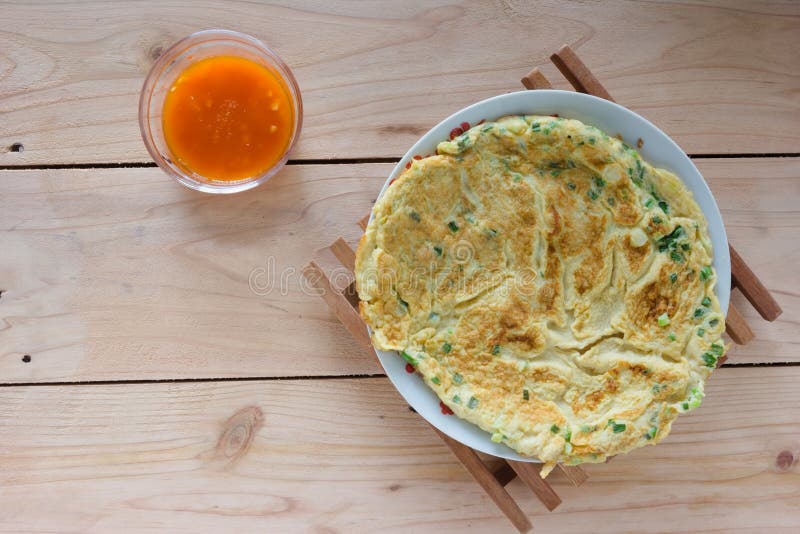Omelet met uibladeren stock fotografie Omelet met uibladeren stock fotografie