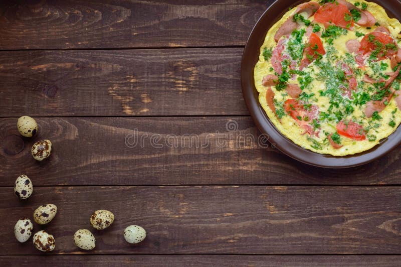 Omelet met worst en verse tomaten en kruiden royalty-vrije stock foto Omelet met worst en verse tomaten en kruiden royalty-vrije stock foto
