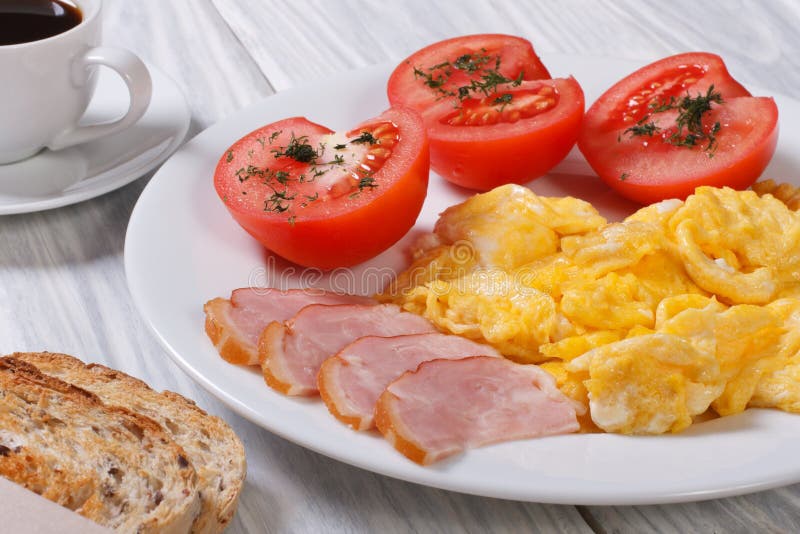 Café Da Manhã Tradicional Em Inglês Ovos Mexidos Feijão Tomate Cogumelos  Enchido E Doce De Damasco Com Clássico Inglês Imagem de Stock - Imagem de  alperce, alto: 217925027