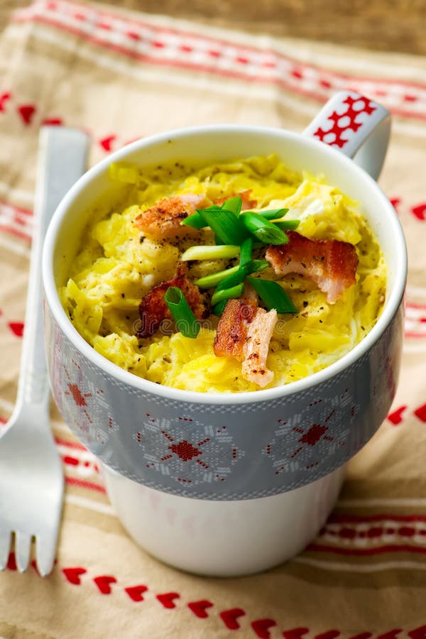 Omelete na chávena preparada no micro-ondas fotos de stock