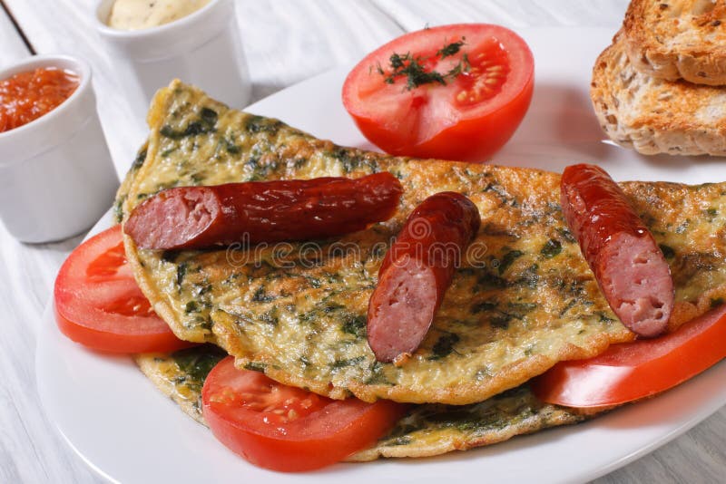 Omelett Mit Spinat, Tomaten Und Wurst Stockbild - Bild von ...