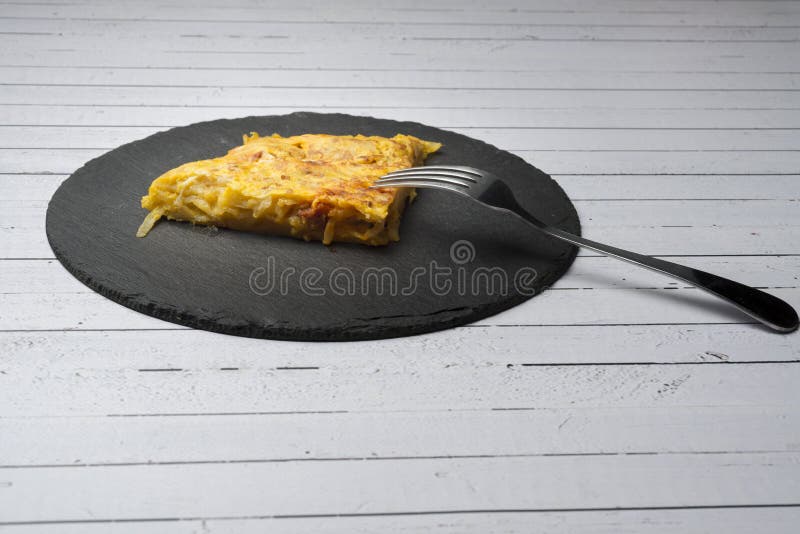 Omelette casalinga della patata con il ‹del †del ‹del †del chorizo - piatto tradizionale spagnolo fotografia stock libera da diritti Omelette casalinga della patata con il ‹del †del ‹del †del chorizo - piatto tradizionale spagnolo fotografia stock libera da diritti