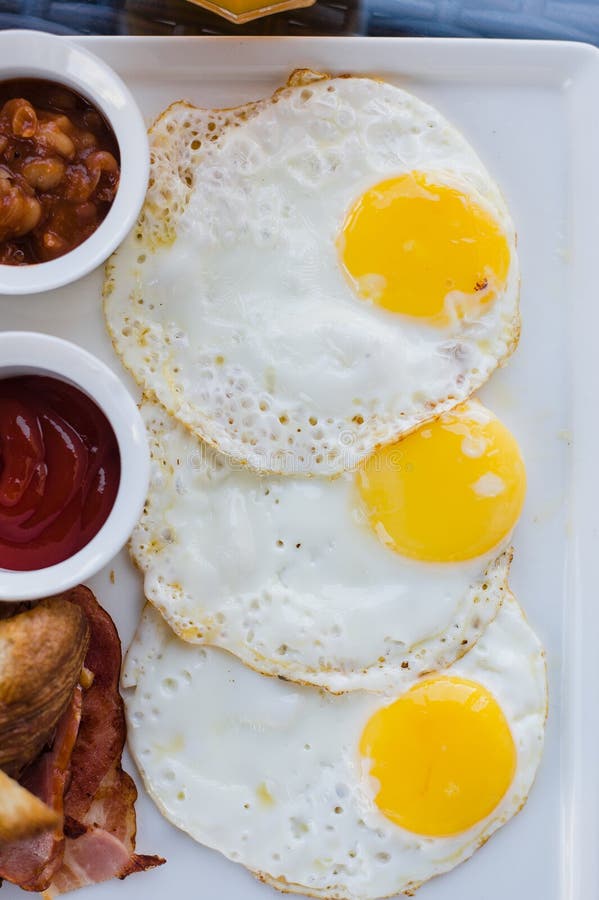 omelette de petit déjeuner anglais avec le lard au café d'extérieur photographie stock omelette de petit déjeuner anglais avec le lard au café d'extérieur photographie stock