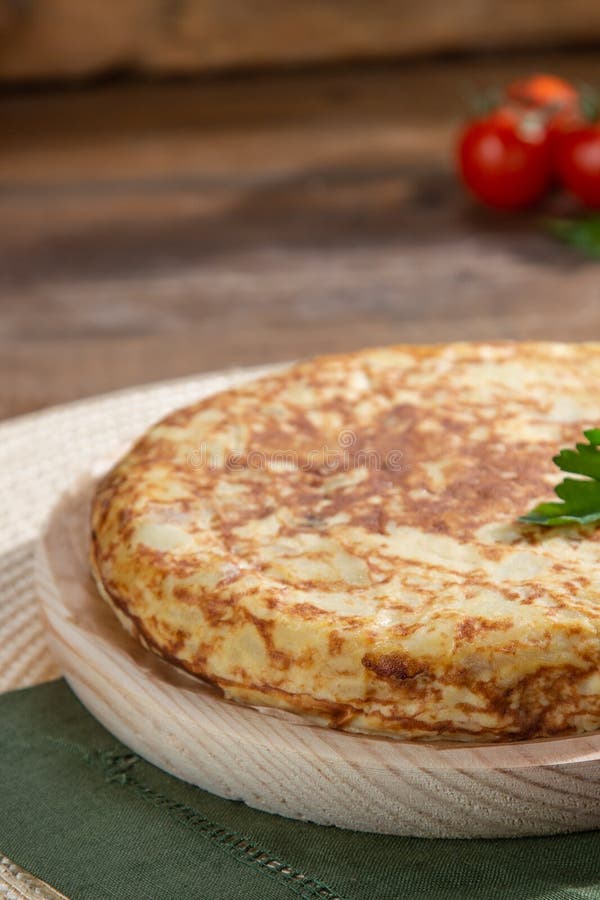 Omelette espagnole traditionnelle sur la table en bois photographie stock Omelette espagnole traditionnelle sur la table en bois photographie stock