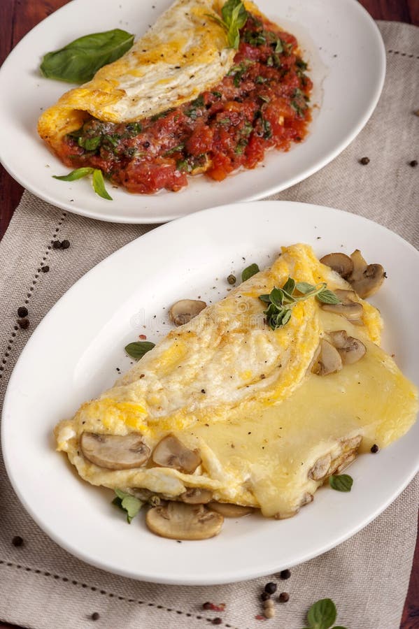 Omelette française avec les champignons et le fromage photo stock Omelette française avec les champignons et le fromage photo stock