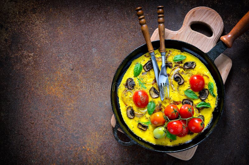 Omelette o frittata con i pomodori immagini stock libere da diritti Omelette o frittata con i pomodori immagini stock libere da diritti