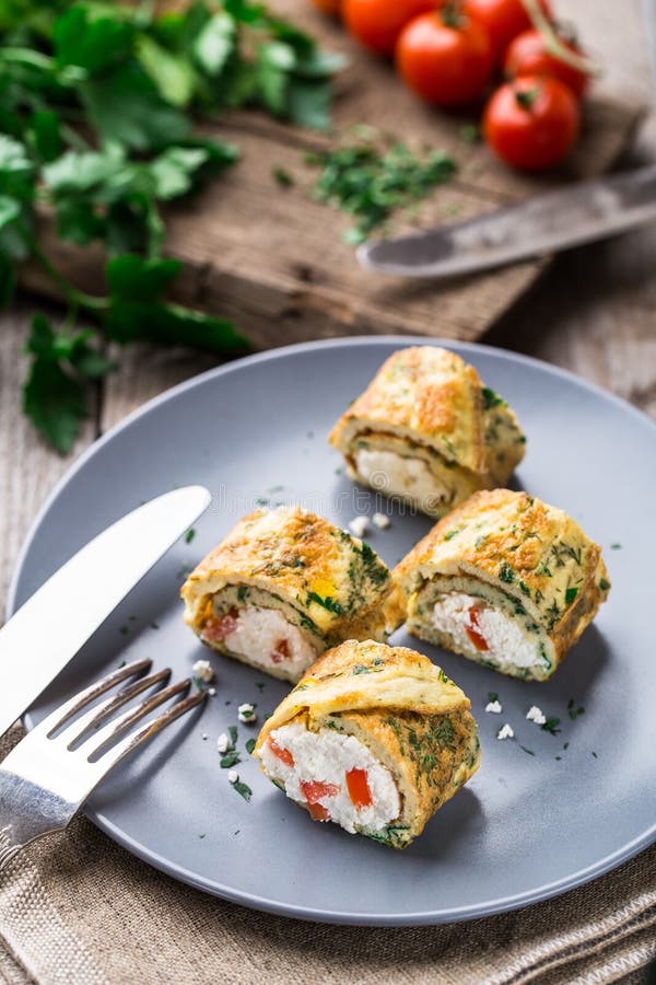 Omelette rolls with curd