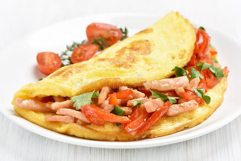 Omelette z baleronem i warzywami fotografia stock Omelette z baleronem i warzywami fotografia stock
