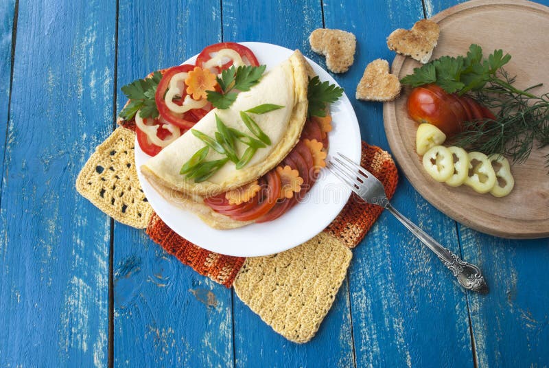 Omelette z świeżymi warzywami, jedzenie, pomidory i pieprz, smakowitym i zdrowym, obrazy royalty free Omelette z świeżymi warzywami, jedzenie, pomidory i pieprz, smakowitym i zdrowym, obrazy royalty free