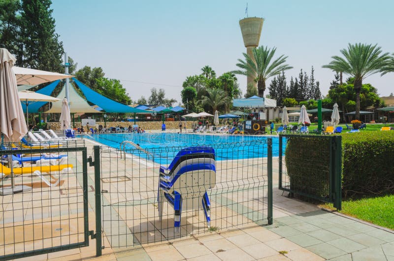 Omer, Negev, ISRAEL - 27. Juni, Öffnen der Sommersaison im Swimmingpool der Kinder - 2015 in Israel lizenzfreie stockbilder Omer, Negev, ISRAEL - 27. Juni, Öffnen der Sommersaison im Swimmingpool der Kinder - 2015 in Israel lizenzfreie stockbilder