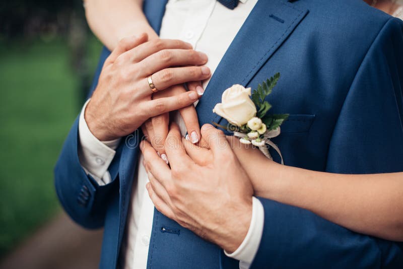 Omfamna paren på bröllopet Bröllopdag, detaljer arkivfoto Omfamna paren på bröllopet Bröllopdag, detaljer arkivfoto
