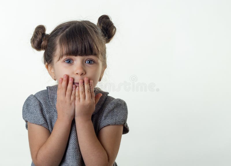 OMG! Gelukkige verraste kind 4 of 5 jaar oud geïsoleerd op wit Oh nr! Het angst aangejaagde geschokte kind met afgeluisterde ogen royalty-vrije stock foto's OMG! Gelukkige verraste kind 4 of 5 jaar oud geïsoleerd op wit Oh nr! Het angst aangejaagde geschokte kind met afgeluisterde ogen royalty-vrije stock foto's