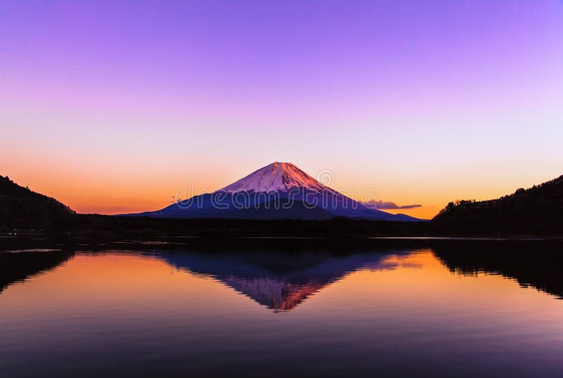 Omgekeerd beeld van Mt.Fuji bij vroege ochtend stock foto Omgekeerd beeld van Mt.Fuji bij vroege ochtend stock foto