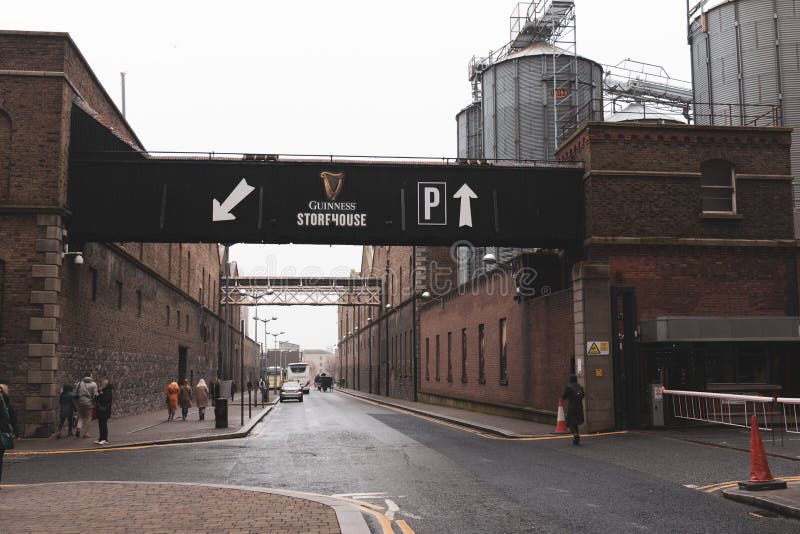 Omgivning av det Guinness magasinet, bryggerierfarenheten som berättar sagan av berömt öl för Irland ` s på porten för St James ` arkivfoton