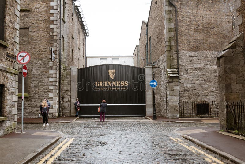 Omgivning av det Guinness magasinet, bryggerierfarenheten som berättar sagan av berömt öl för Irland ` s på porten för St James ` royaltyfria foton