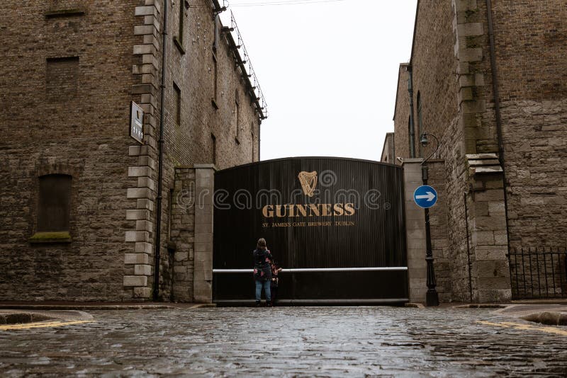 Omgivning av det Guinness magasinet, bryggerierfarenheten som berättar sagan av berömt öl för Irland ` s på porten för St James ` royaltyfri fotografi