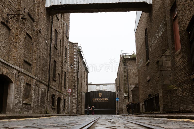 Omgivning av det Guinness magasinet, bryggerierfarenheten som berättar sagan av berömt öl för Irland ` s på porten för St James ` arkivfoto
