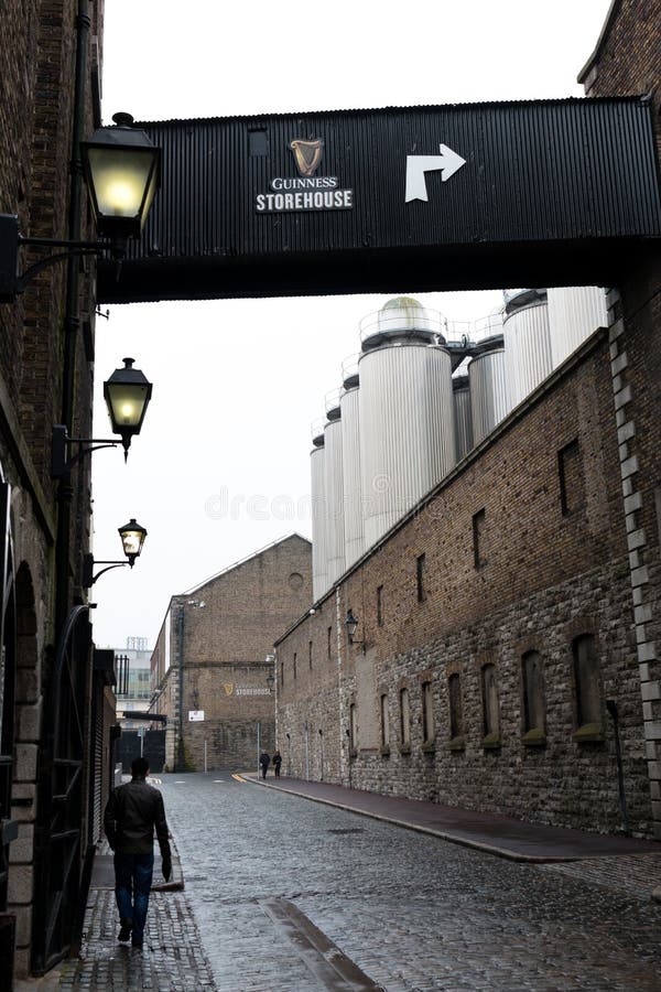 Omgivning av det Guinness magasinet, bryggerierfarenheten som berättar sagan av berömt öl för Irland ` s på porten för St James ` arkivfoto