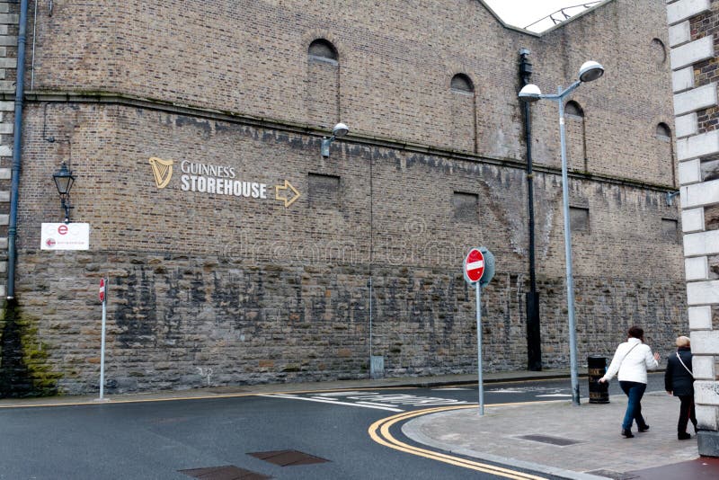 Omgivning av det Guinness magasinet, bryggerierfarenheten som berättar sagan av berömt öl för Irland ` s på porten för St James ` arkivbilder