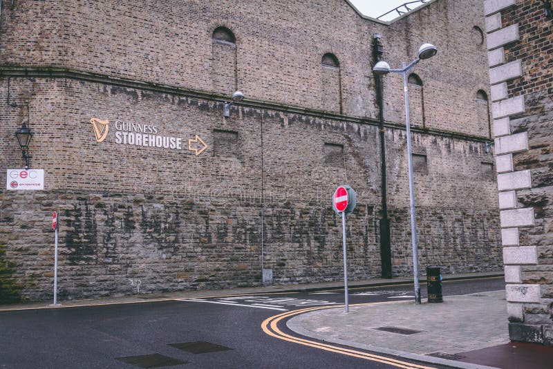 Omgivning av det Guinness magasinet, bryggerierfarenheten som berättar sagan av berömt öl för Irland ` s på porten för St James ` arkivbild