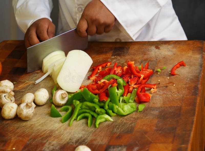 Omhoog sluiten de Scherpe Groenten van de chef-kok stock foto Omhoog sluiten de Scherpe Groenten van de chef-kok stock foto