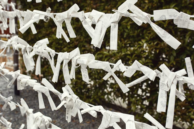 Omikuji que pendura em fios em Kyoto Japão fotos de stock Omikuji que pendura em fios em Kyoto Japão fotos de stock