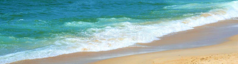Omkostnader nära en vÃ¥g av skumbubblor pÃ¥ vÃ¥t strand, i en tidvattenzon arkivfoto Omkostnader nära en vÃ¥g av skumbubblor pÃ¥ vÃ¥t strand, i en tidvattenzon arkivfoto