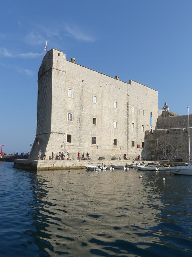 Ommuurde oude haven van de oude stad van Dubrovnik, Kroatië royalty-vrije stock afbeelding Ommuurde oude haven van de oude stad van Dubrovnik, Kroatië royalty-vrije stock afbeelding