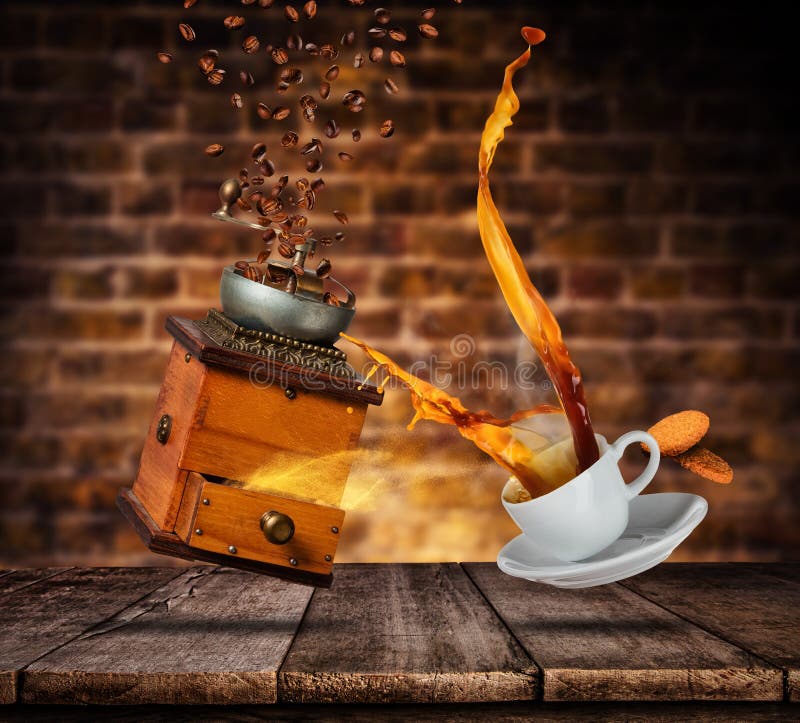 Ommuurt de Porcelaine witte kop met het bespatten van koffie en molen, onduidelijk beeld grunge op achtergrond stock fotografie Ommuurt de Porcelaine witte kop met het bespatten van koffie en molen, onduidelijk beeld grunge op achtergrond stock fotografie