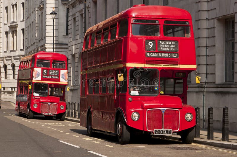 Omnibuses rojos famosos de Londres del autobús de dos pisos