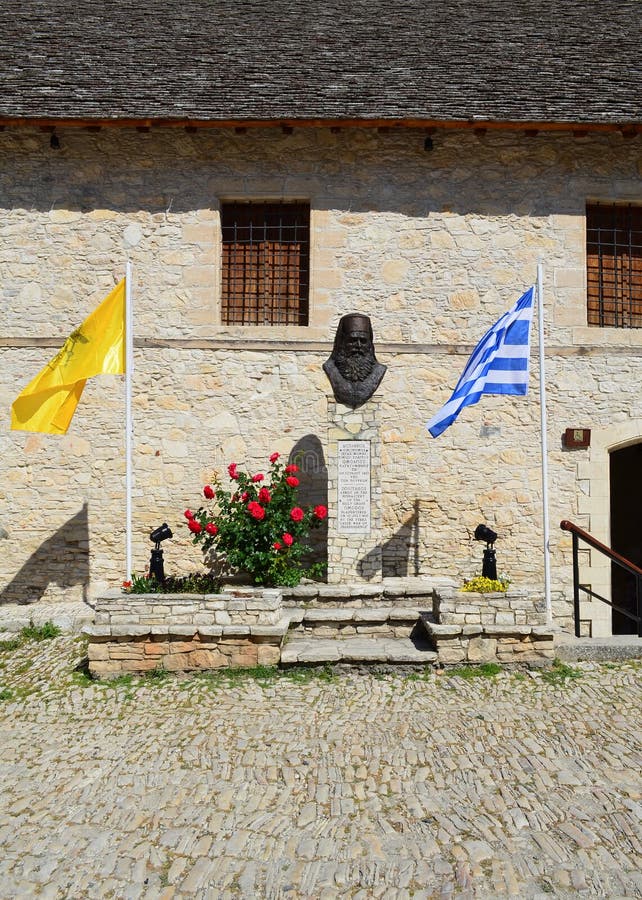 OMODOS-ΚΎΠΡΟΣ - 15 ΜΑΐΟΥ 2015 Abbot αποτυχία στο χωριό Omodos στα βουνά Troodos της Κύπρου Οδός και οικοδόμηση στοκ φωτογραφίες OMODOS-ΚΎΠΡΟΣ - 15 ΜΑΐΟΥ 2015 Abbot αποτυχία στο χωριό Omodos στα βουνά Troodos της Κύπρου Οδός και οικοδόμηση στοκ φωτογραφίες