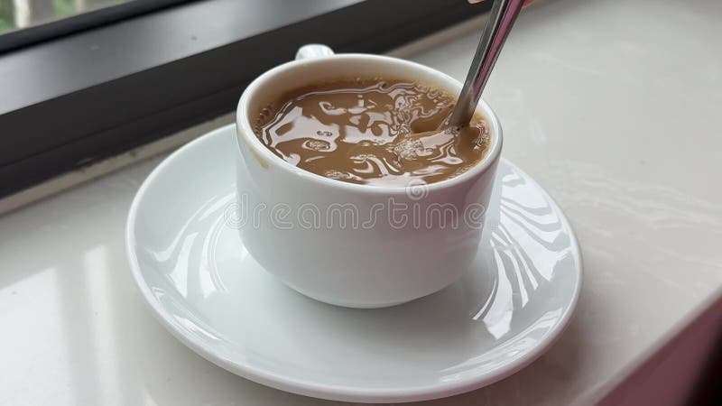 Omul amestecă zahăr în ceașcă de cafea aromată Closeup. Persoană mână amestecarea ceașcă de ciocolată fierbinte. Cafea proaspătă d stock video footage