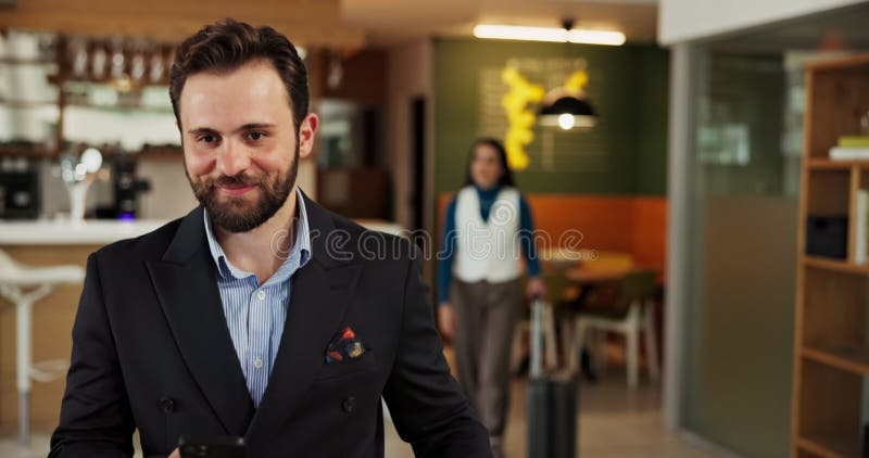 Omul de hotel și clientul în hol ospitalitate și mers pe jos cu zâmbet de lux stațiune și încredere. Persoane care fac parte dintr stock video
