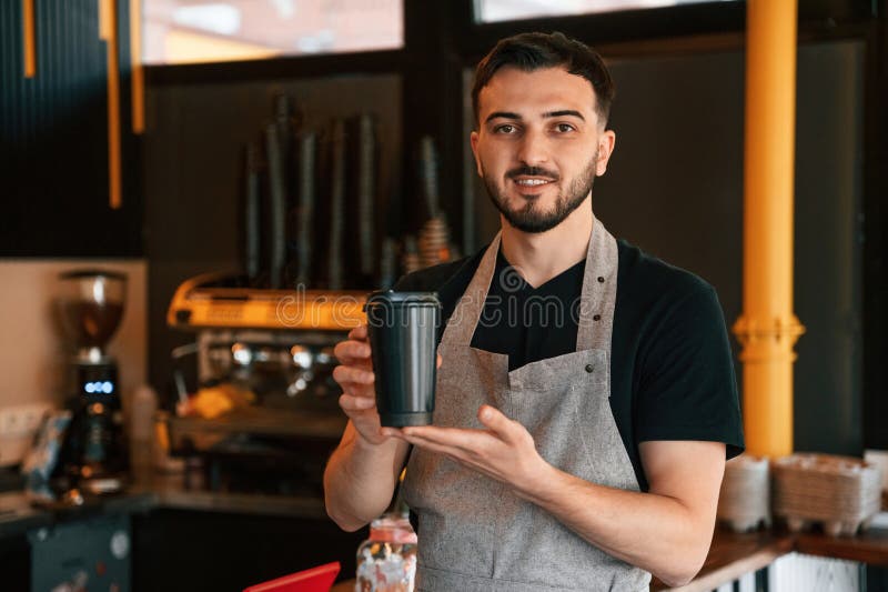 Omul servește mâncare delicioasă pe stradă stock image