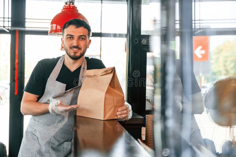 Omul servește mâncare delicioasă pe stradă stock image