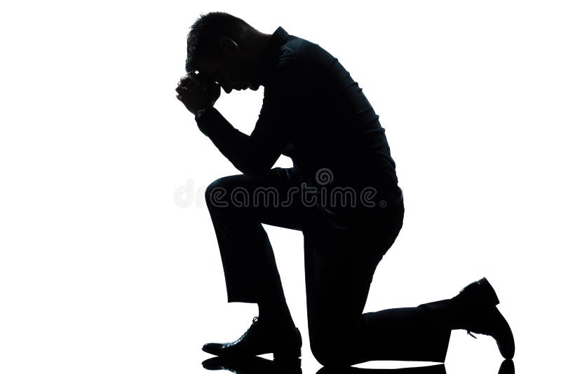 Omul îngenunchează tristețea rugându-se pe toată lungimea stock image