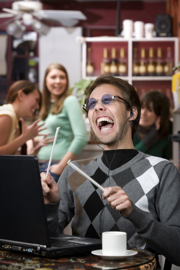 Onaangename jonge mens die luid zingt stock fotografie Onaangename jonge mens die luid zingt stock fotografie
