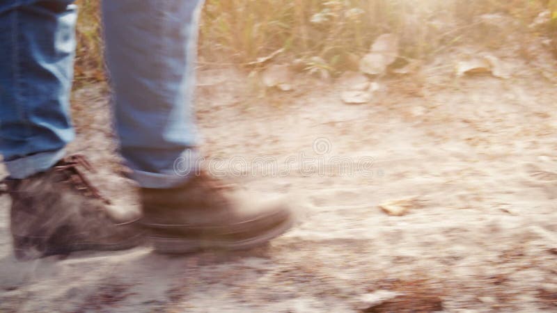 Onbekende persoon die langs de stoffige weg lopen Voet dichte omhooggaand