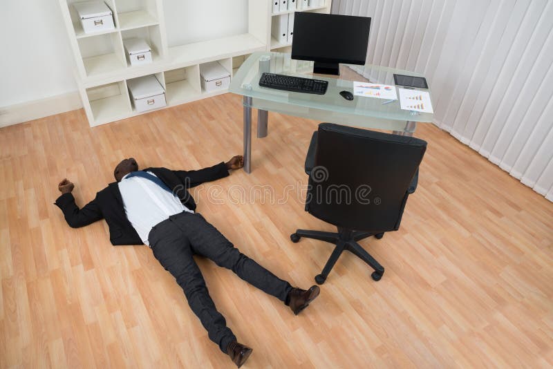 Onbewuste Zakenman Lying On Floor stock foto Onbewuste Zakenman Lying On Floor stock foto